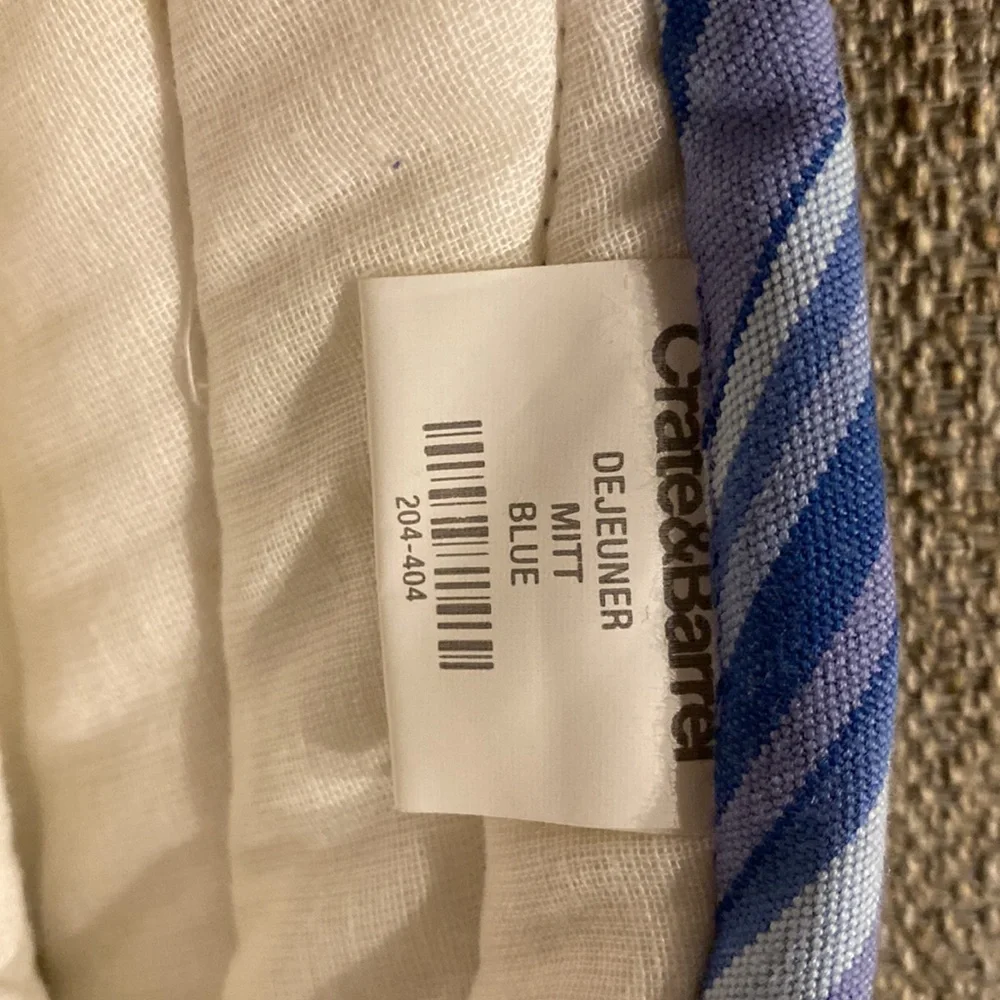 Crate & Barrel Dejeuner Oven Mitt Blue